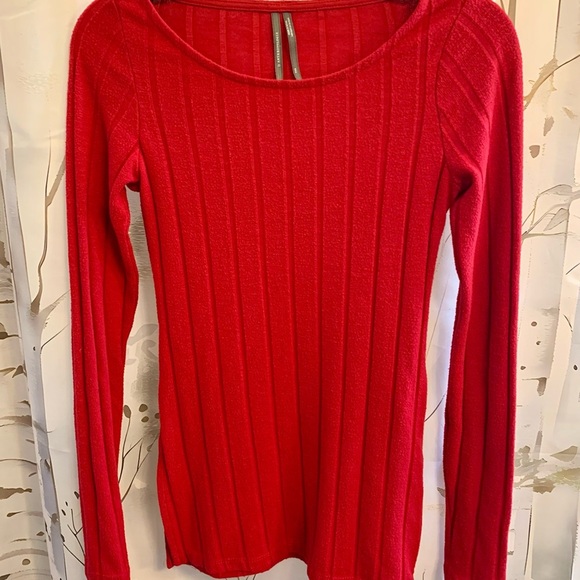 By Anthropologie Red long sleeve Ribbed Women's Top has side slit size XXS - Picture 1 of 3